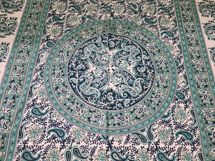 20250414_112701 Colcha indiana ou painel decorativo Mandala Paisley preto bege e verde 2m