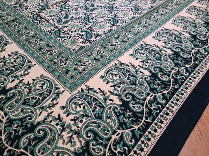 20250414_112711 Colcha indiana ou painel decorativo Mandala Paisley preto bege e verde 2m