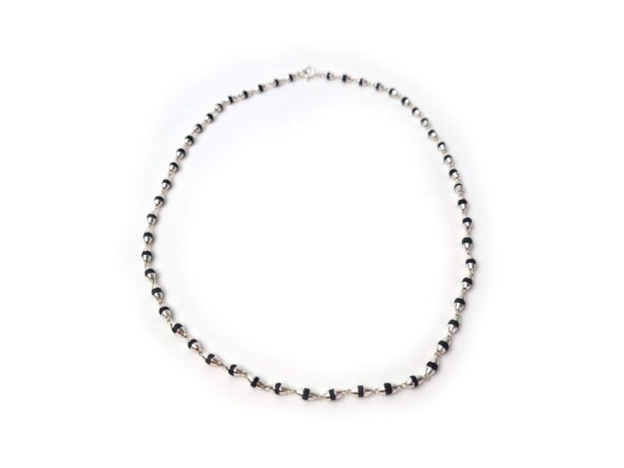 Kanthi Shyam Black Tulasi com acabamento em prata 925