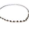 Esse colar é conhecido como Mangalsutra — mais especificamente, uma versão moderna e minimalista com contas de prata e detalhes pretos.