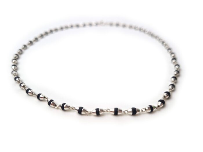 Esse colar é conhecido como Mangalsutra — mais especificamente, uma versão moderna e minimalista com contas de prata e detalhes pretos.