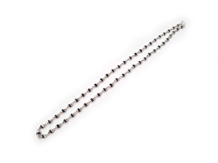 Kanthi Shyam Black Tulasi com acabamento em prata 925