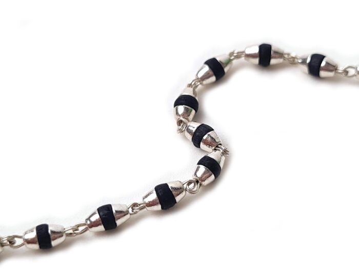 Kanthi Shyam Black Tulasi com acabamento em prata 925
