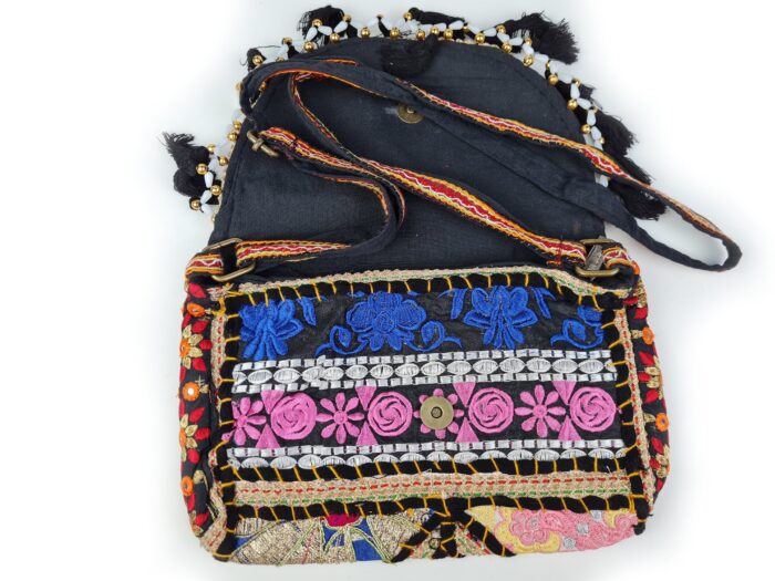 20250521_135322 Bolsa indiana Banjara 100% bordada a mão preto e coloridos II