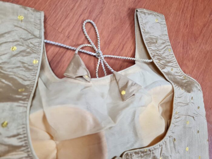 Choli para usar com Sarees dourado com laço nas costas