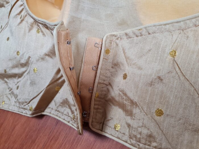 Choli para usar com Sarees dourado com laço nas costas