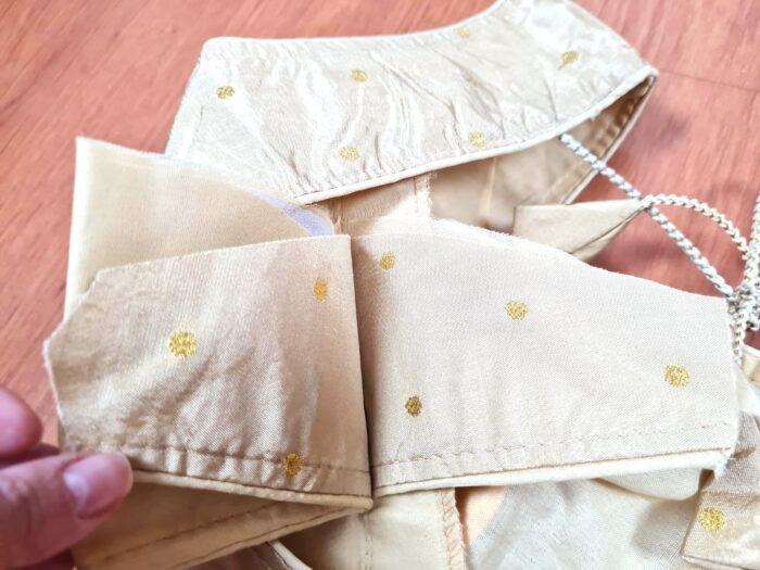 Choli para usar com Sarees dourado com laço nas costas