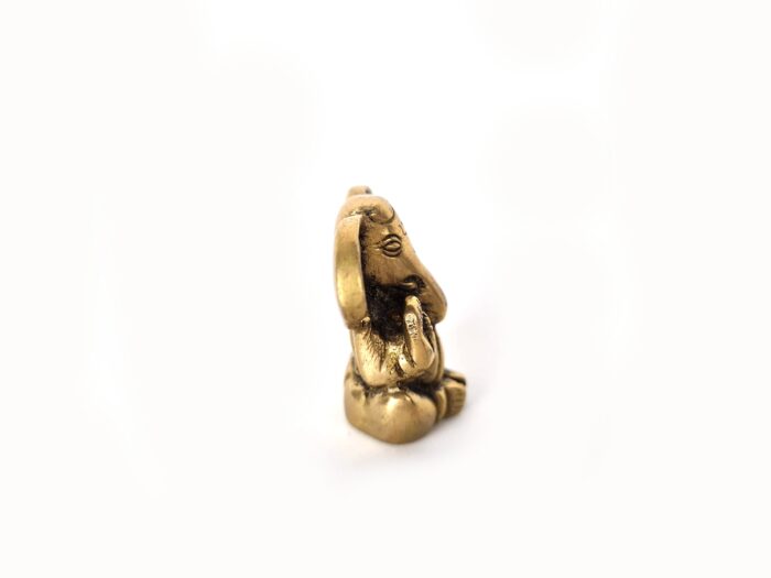 Estátua Mini do Deus Ganesha em metal brass com doce laddu nas mãos 3cm