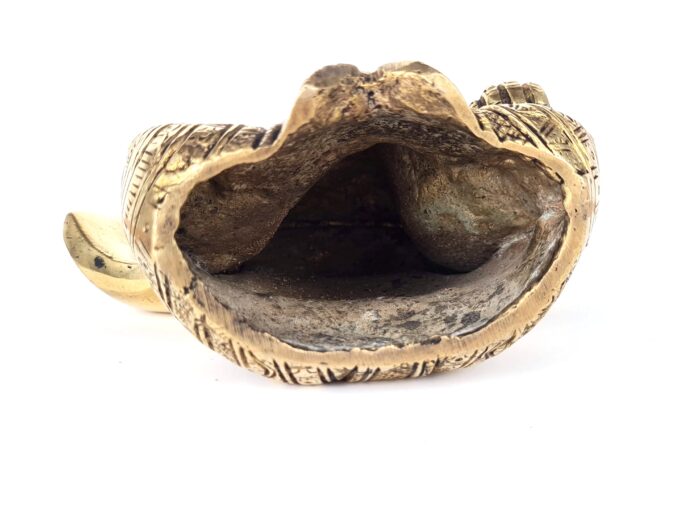 Estátua do Deus Ganesha em metal brass com doce laddu nas mãos