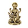 estátua de Lakshmi Devi, a deusa da fortuna, abundância e beleza, é feita em latão maciço com acabamento artístico e entalhes finamente detalhados. Com 14 cm de altura, a escultura é perfeita para altares pessoais, mesas de trabalho ou como presente devocional.