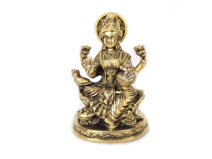 estátua de Lakshmi Devi, a deusa da fortuna, abundância e beleza, é feita em latão maciço com acabamento artístico e entalhes finamente detalhados. Com 14 cm de altura, a escultura é perfeita para altares pessoais, mesas de trabalho ou como presente devocional.