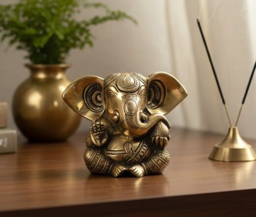 Estátua do Deus Ganesha em metal brass com doce laddu nas mãos