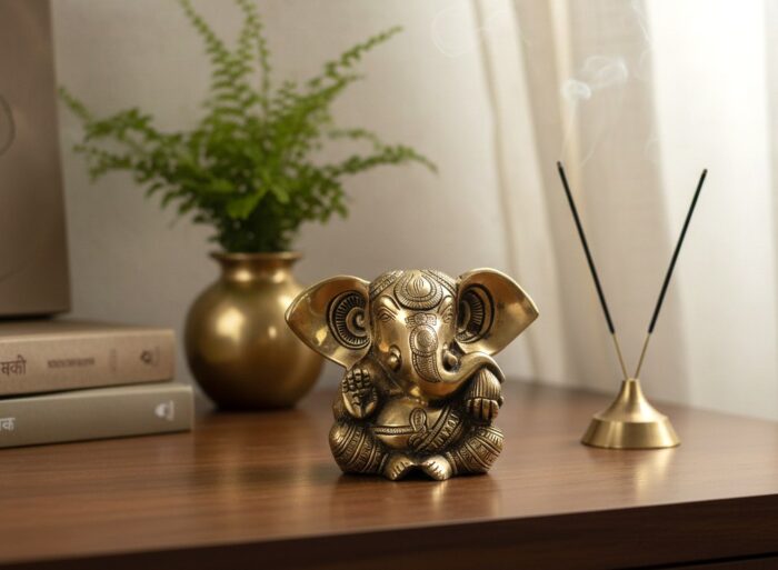 Estátua do Deus Ganesha em metal brass com doce laddu nas mãos