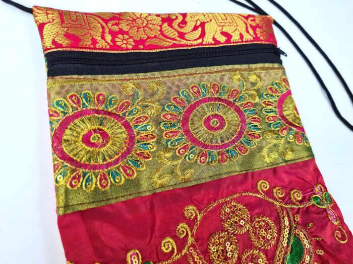 20250825_170010 Bolsinha indiana multiuso de patchwork de saree rosa coral e coloridos