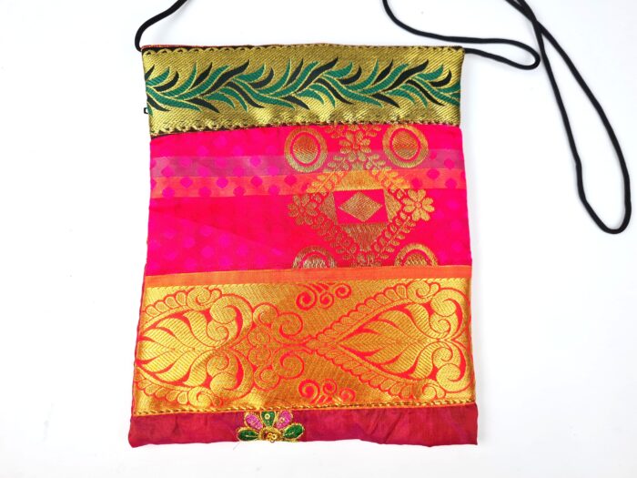 20250825_170020 Bolsinha indiana multiuso de patchwork de saree rosa coral e coloridos