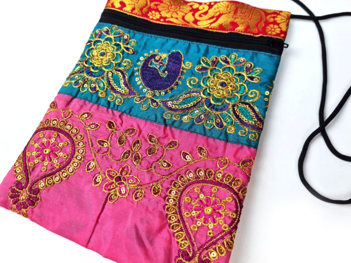 20250825_170654 Bolsinha indiana multiuso de patchwork de saree rosa azul claro e color