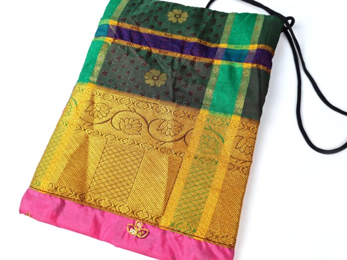 20250825_170659 Bolsinha indiana multiuso de patchwork de saree rosa azul claro e color