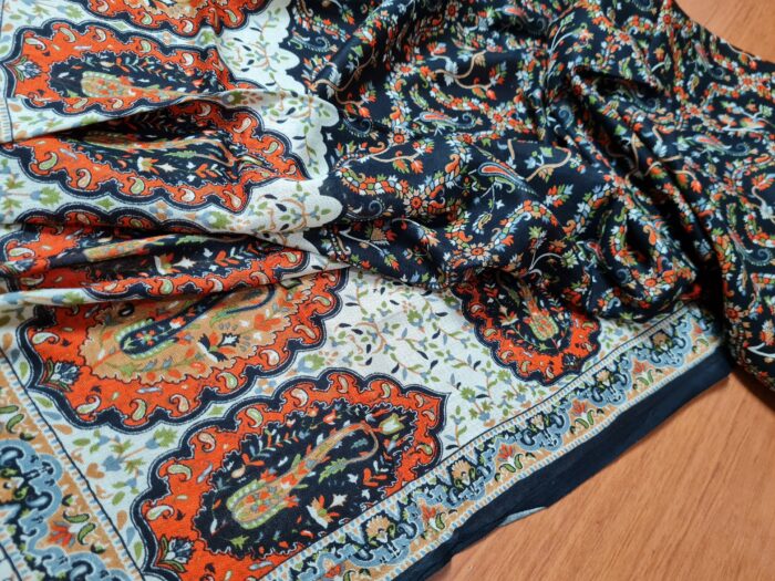 Echarpe indiana de viscose estampa clássica de florais diversos marinho e laranja