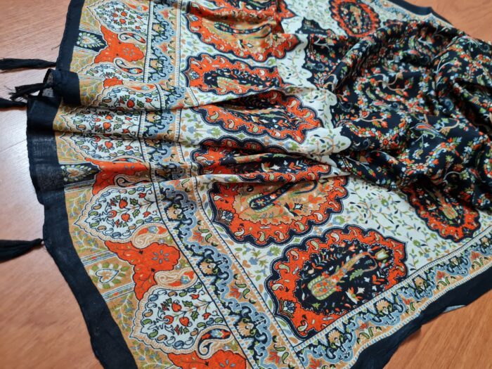 Echarpe indiana de viscose estampa clássica de florais diversos marinho e laranja