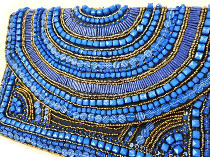 Bolsa indiana clutch boho chic bordada pedrarias azul royal