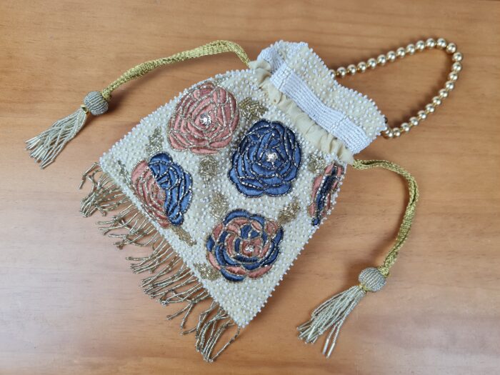 Bolsa Clutch Pouch Indiana com pedrarias florais bege e color
