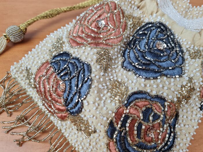 Bolsa Clutch Pouch Indiana com pedrarias florais bege e color