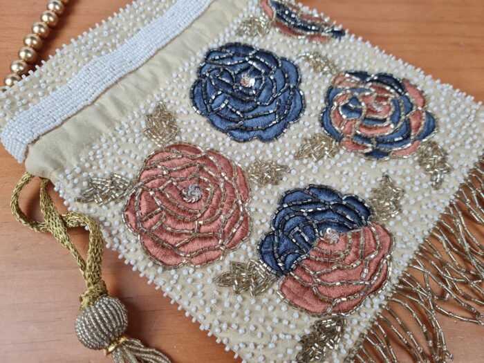 Bolsa Clutch Pouch Indiana com pedrarias florais bege e color