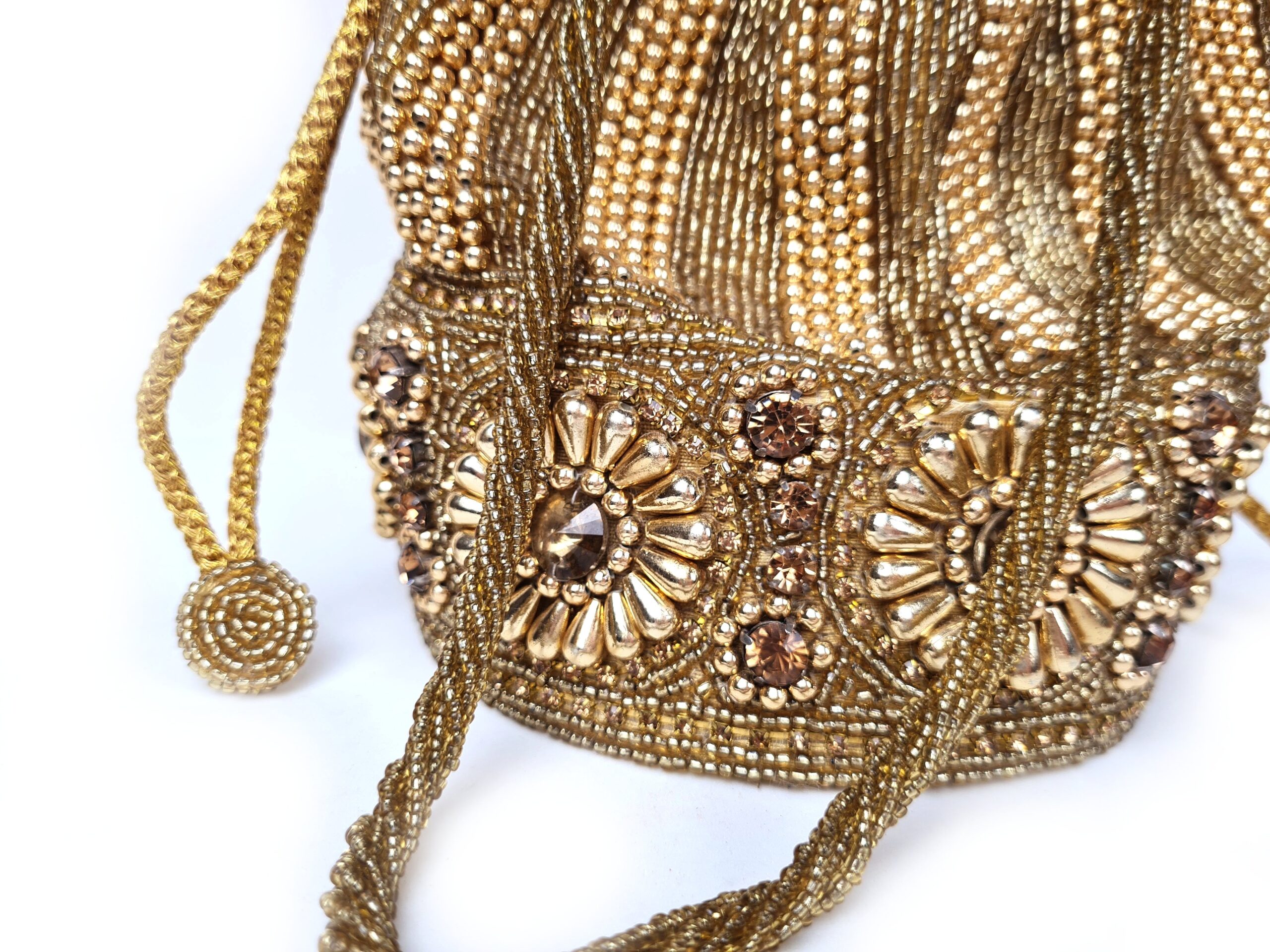 20250918_210402 Bolsa Clutch Pouch Indiana luxo com pedrarias bordadas dourada