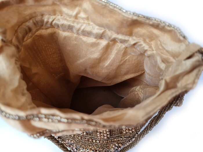 20250918_210422 Bolsa Clutch Pouch Indiana luxo com pedrarias bordadas dourada