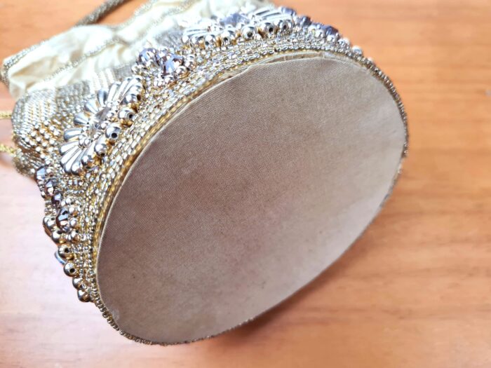 20250918_210438 Bolsa Clutch Pouch Indiana luxo com pedrarias bordadas dourada