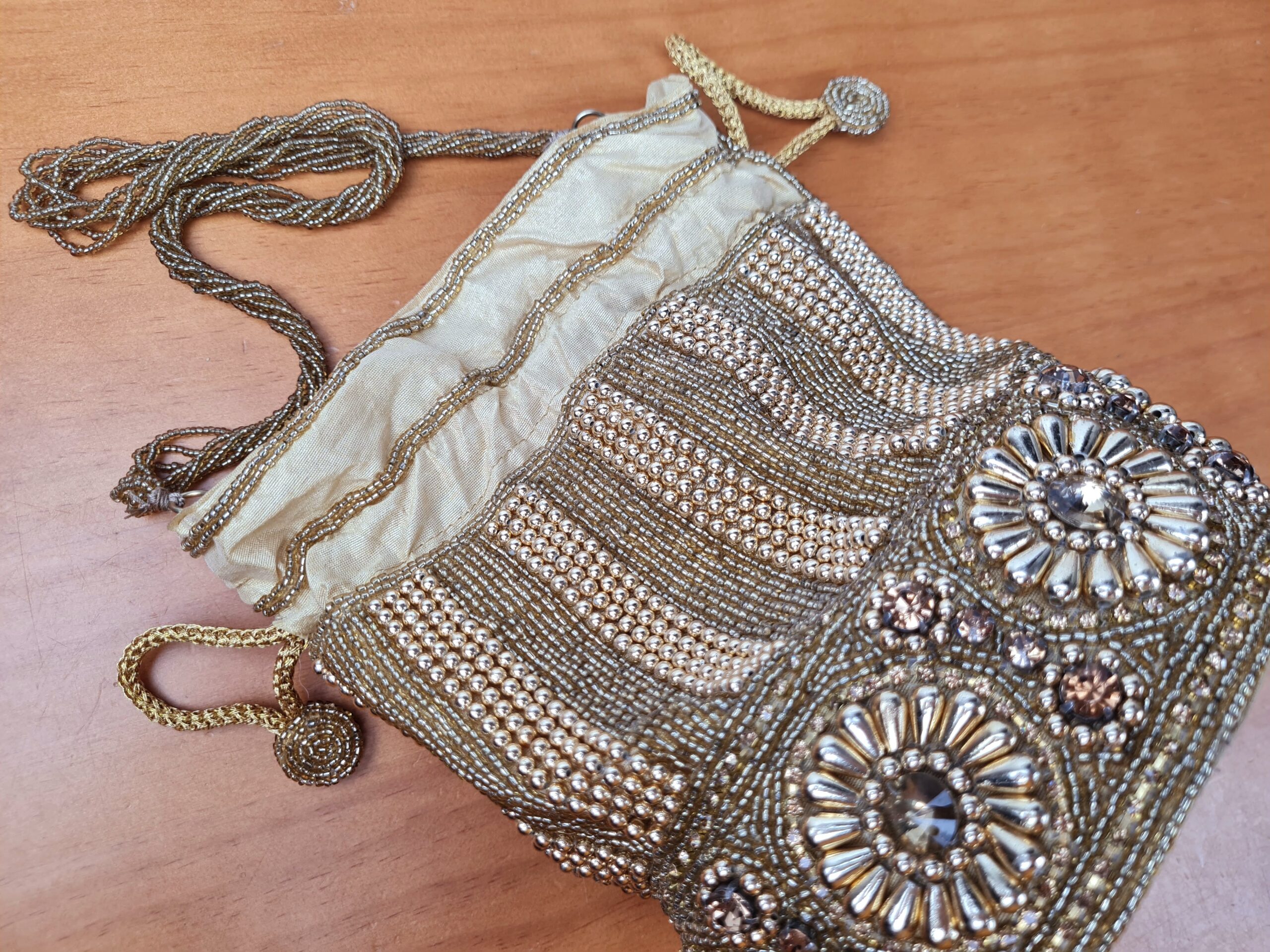 20250918_210455 Bolsa Clutch Pouch Indiana luxo com pedrarias bordadas dourada