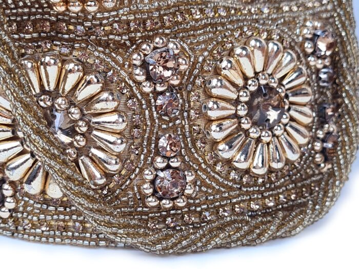20250918_210507 Bolsa Clutch Pouch Indiana luxo com pedrarias bordadas dourada