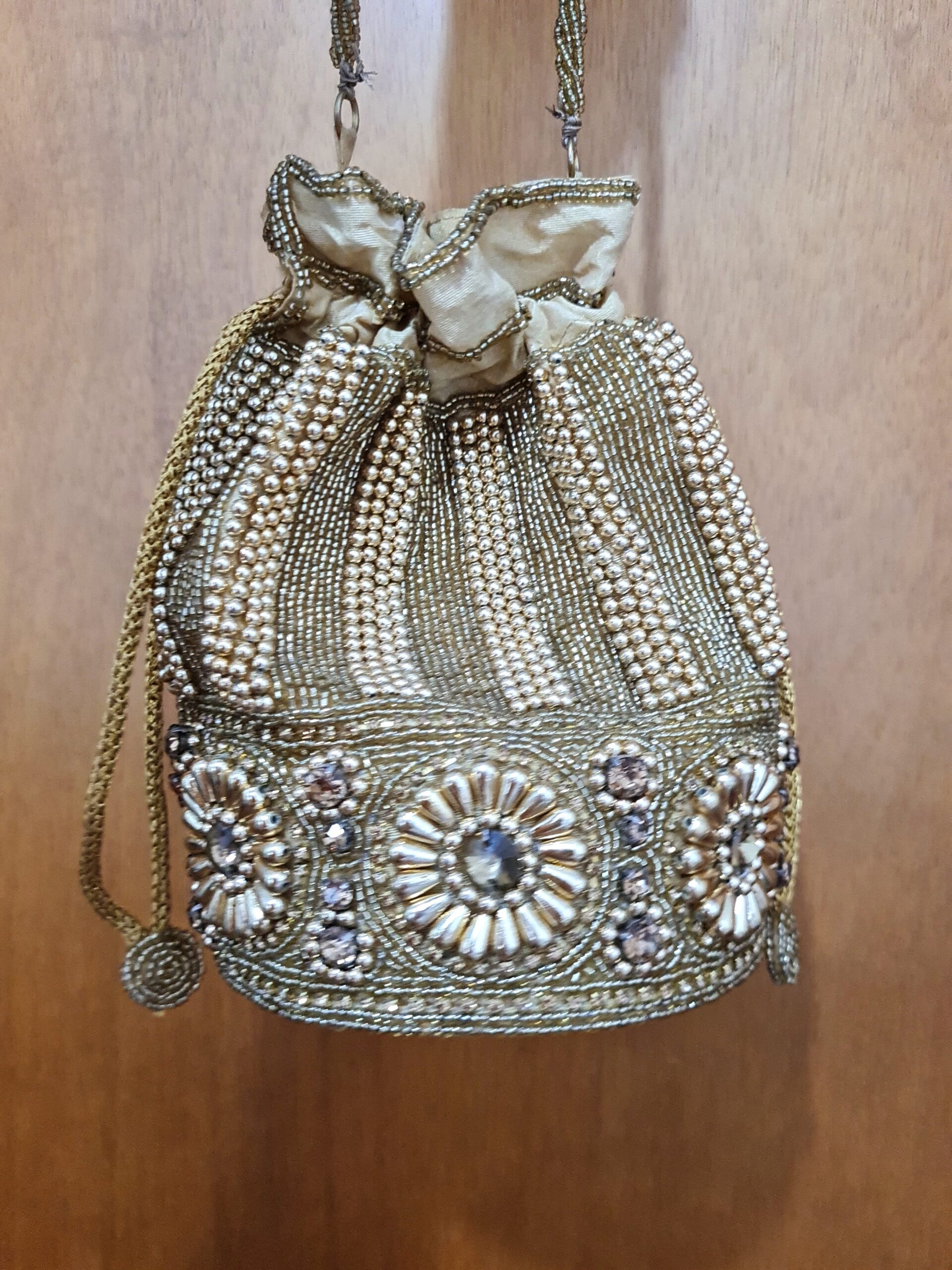 20250918_210531_001 Bolsa Clutch Pouch Indiana luxo com pedrarias bordadas dourada