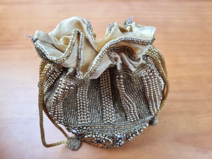 20250918_210555 Bolsa Clutch Pouch Indiana luxo com pedrarias bordadas dourada