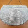 Bolsa indiana de metal cravejada de pérolas