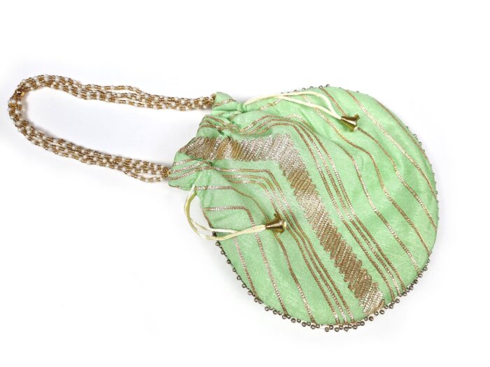 Bolsa indiana de festa de tecido bordado verde com alça de pérolas