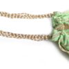Bolsa indiana de festa de tecido bordado verde com alça de pérolas