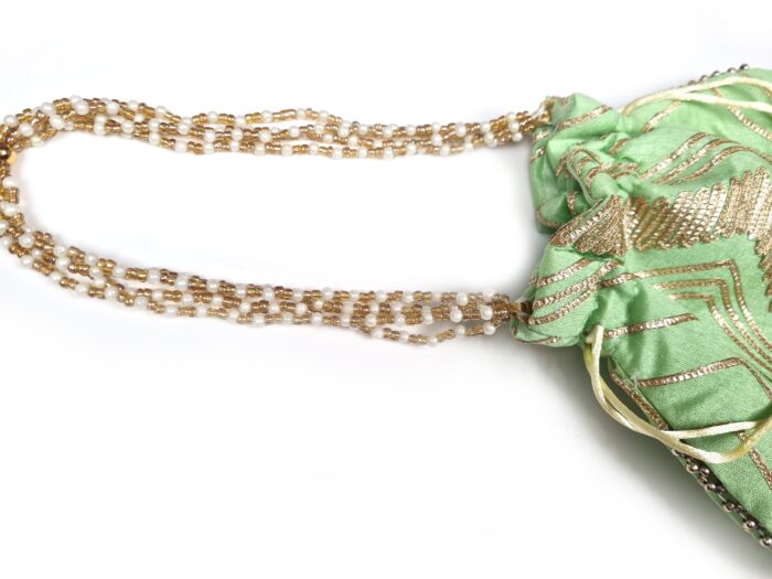 Bolsa indiana de festa de tecido bordado verde com alça de pérolas