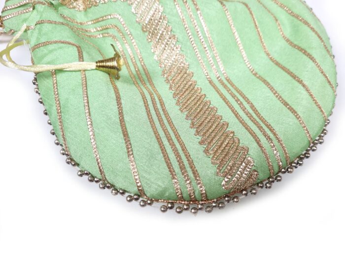 Bolsa indiana de festa de tecido bordado verde com alça de pérolas