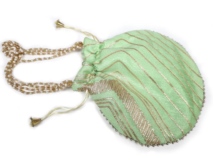 Bolsa indiana de festa de tecido bordado verde com alça de pérolas