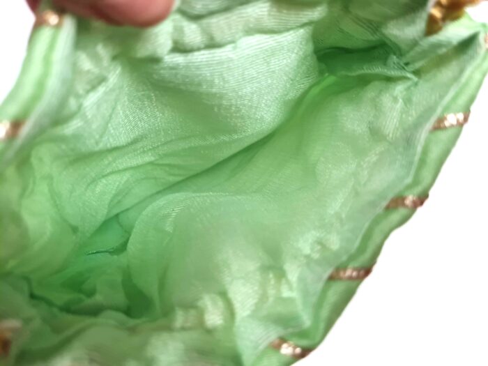 Bolsa indiana de festa de tecido bordado verde com alça de pérolas