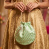 Bolsa indiana de festa de tecido bordado verde com alça de pérolas Bolsa indiana de festa de tecido bordado verde com alça de pérolas