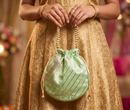 Bolsa indiana de festa de tecido bordado verde com alça de pérolas