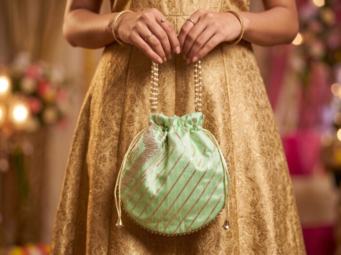 Bolsa indiana de festa de tecido bordado verde com alça de pérolas Bolsa indiana de festa de tecido bordado verde com alça de pérolas