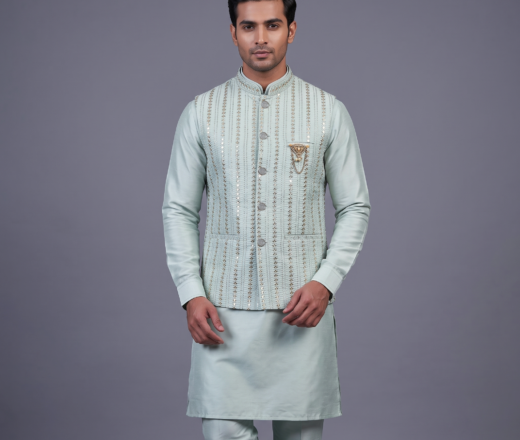 Jacket Kurta Set em Seda Verde Menta Banarasi com Broche Jacket Kurta Set em Seda Verde Menta Banarasi com Broche