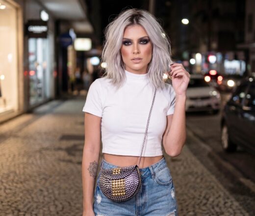 bolsa indiana de metal prateada e dourada com tachas Bolsa indiana de metal prateada com detalhes dourados