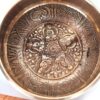 Tigela tibetana com 7 ligas dourada 5 Budas e 8 símbolos auspiciosos 10,5cm