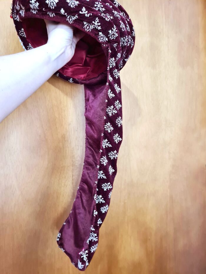 Turbante indiano masculino pronto para uso vinho e dourado com pedrarias
