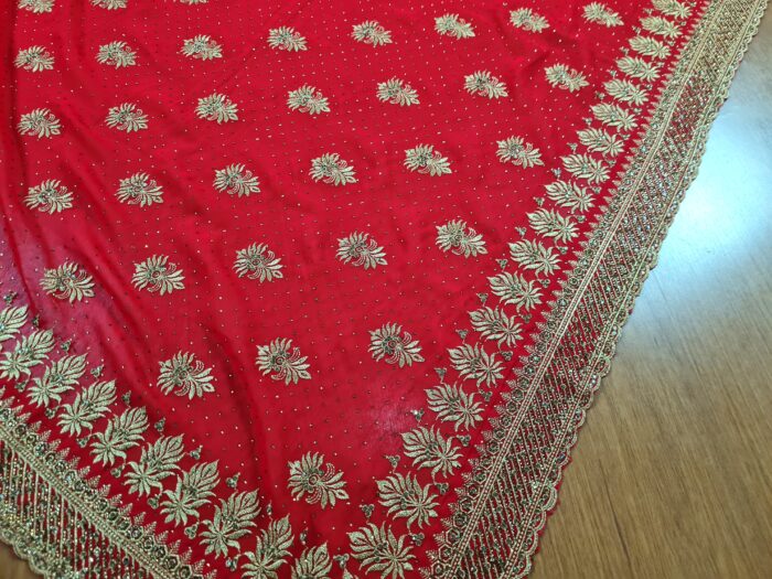 Saree Vermelho Bordado com Fios Dourados e Pedrarias com dupatta inclusa