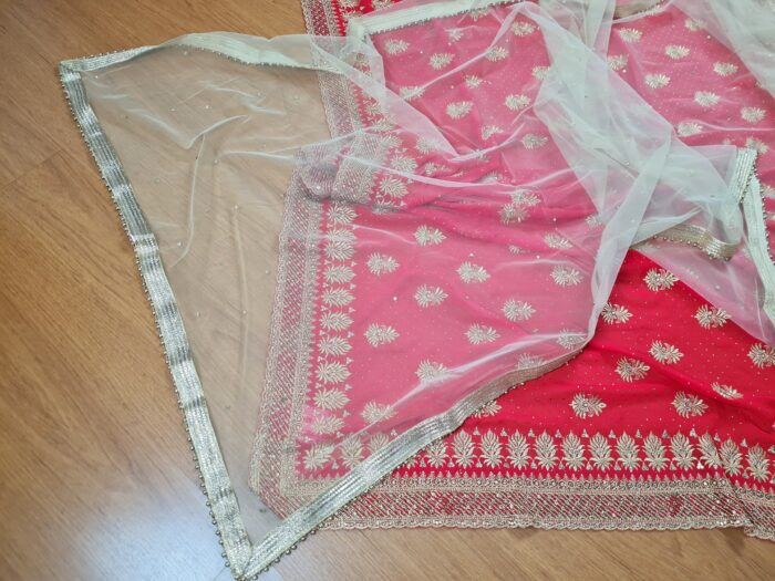 Saree Vermelho Bordado com Fios Dourados e Pedrarias com dupatta inclusa